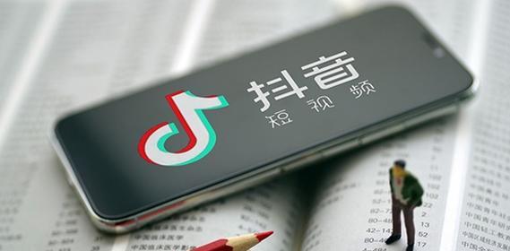 如何用关键词搜索抖音热播版电影？