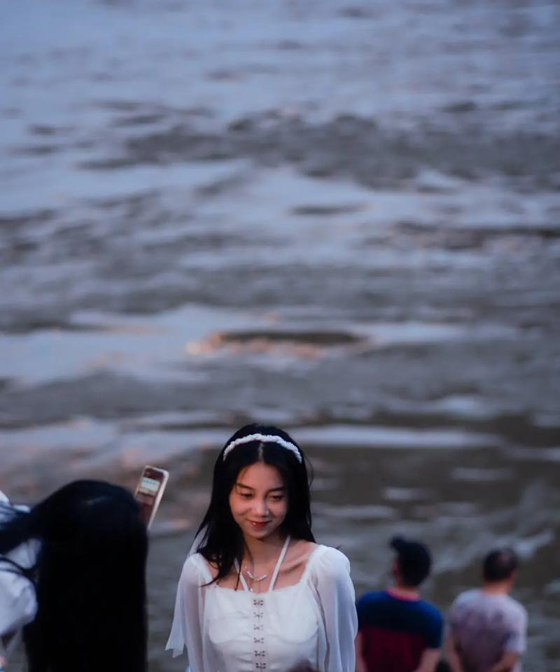 抖音视频如何实现画面定格效果？定格画面的剪辑技巧是什么？