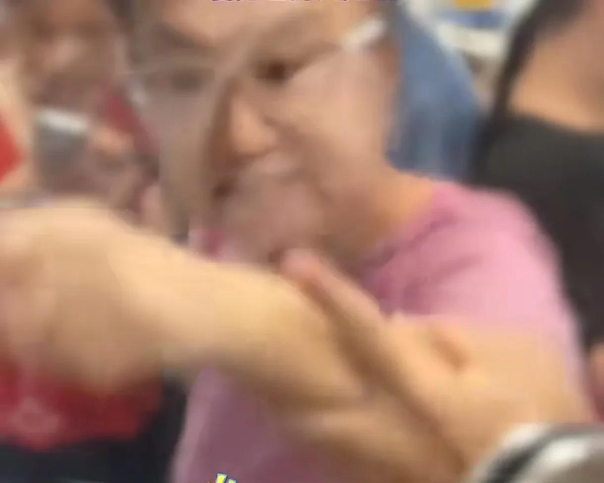 深圳地铁一老人带孩子强行占座致冲突，网友全网找人，警方介入
