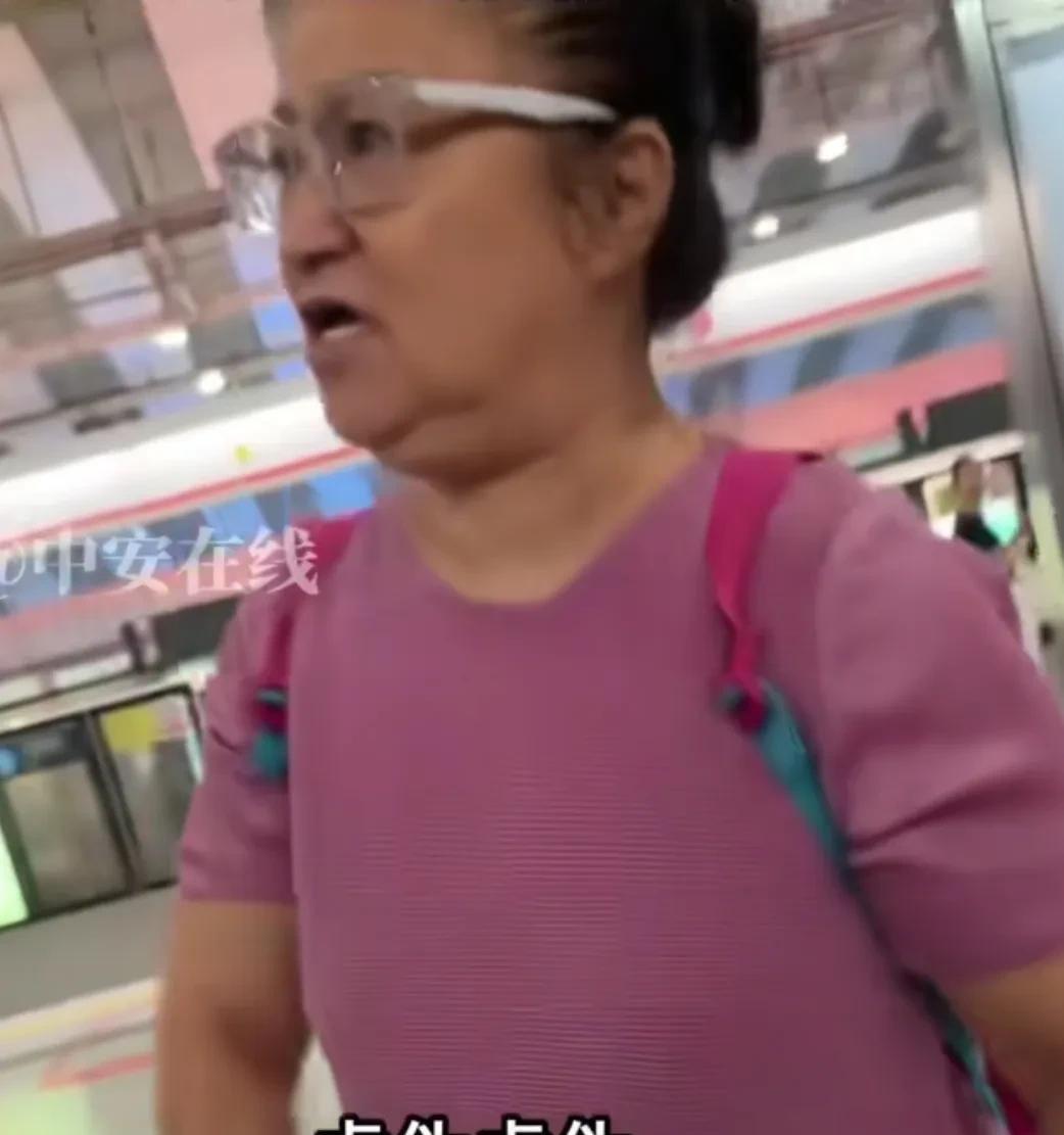 深圳地铁一老人带孩子强行占座致冲突，网友全网找人，警方介入