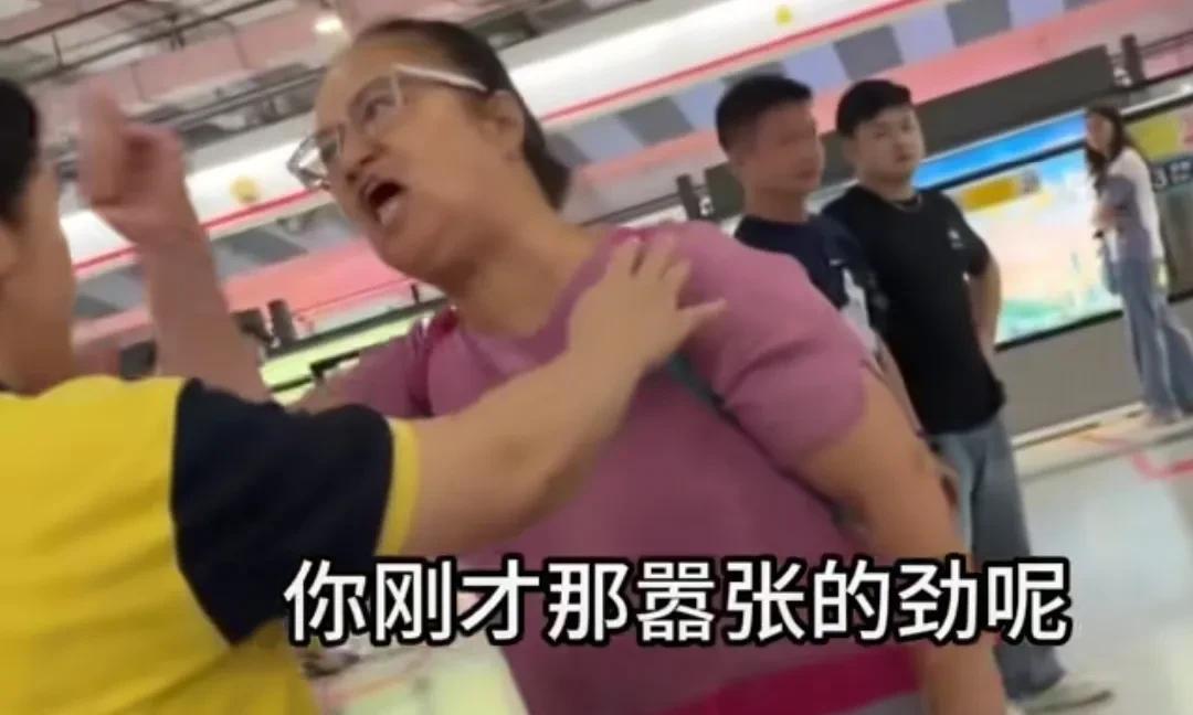 深圳地铁一老人带孩子强行占座致冲突，网友全网找人，警方介入