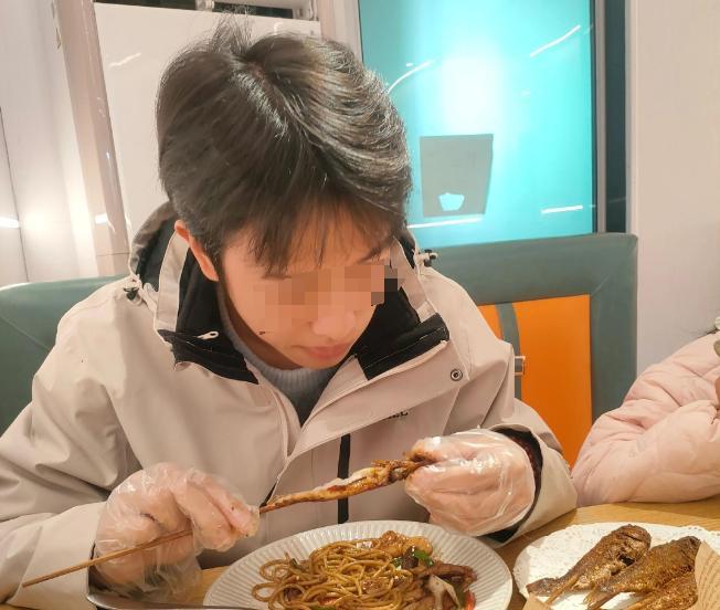湖南初中生撞墙：家长开始维权，提出四点质疑，同学替学校发声