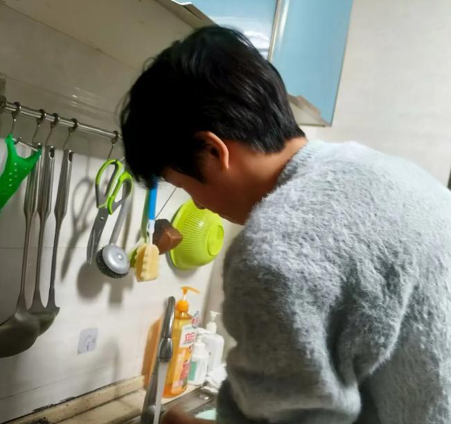 湖南初中生撞墙：家长开始维权，提出四点质疑，同学替学校发声