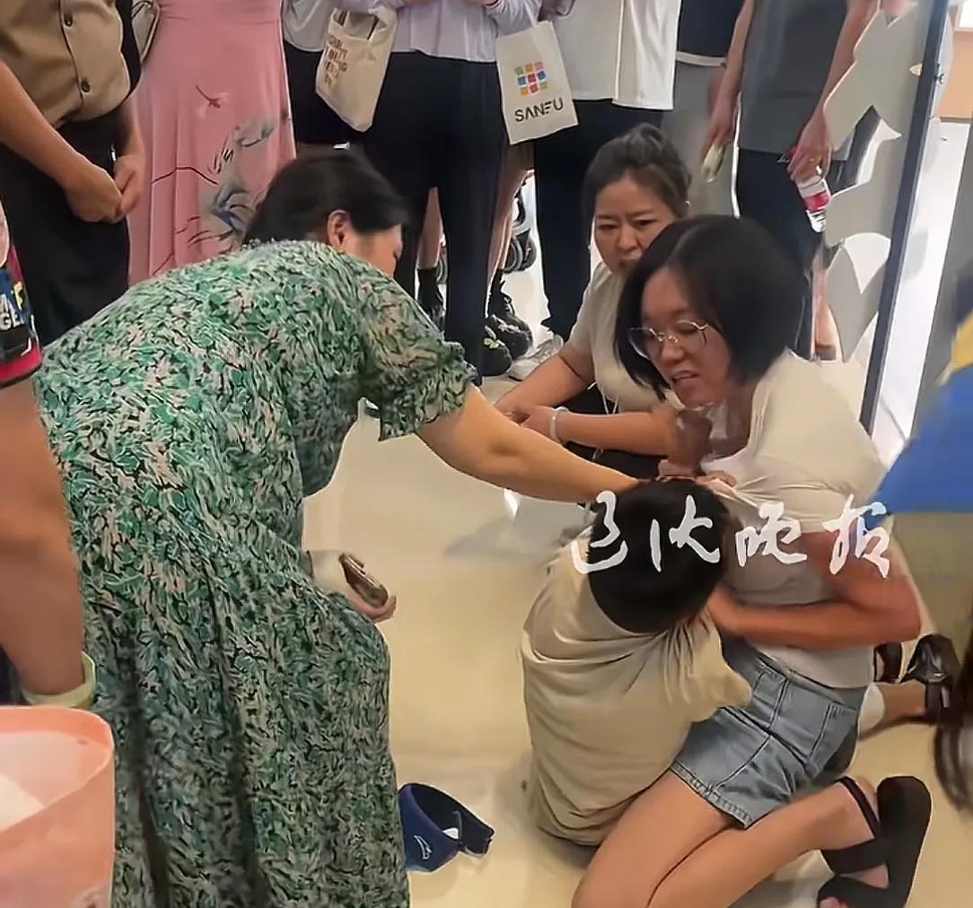 大逆不道！男孩买玩具遭拒后对妈妈动起手！围观路人根本劝不住