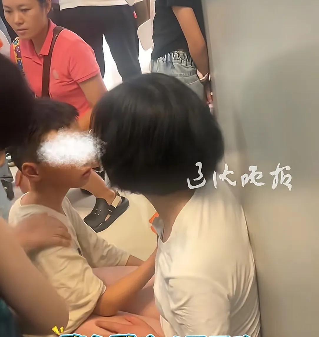 大逆不道！男孩买玩具遭拒后对妈妈动起手！围观路人根本劝不住