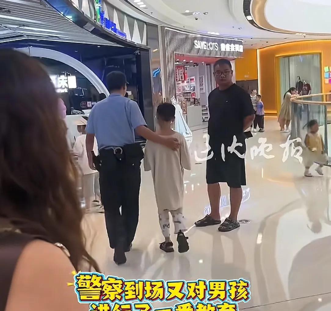 大逆不道！男孩买玩具遭拒后对妈妈动起手！围观路人根本劝不住