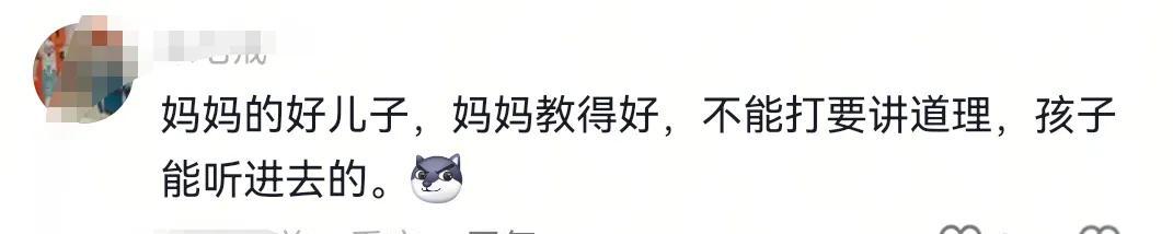 大逆不道！男孩买玩具遭拒后对妈妈动起手！围观路人根本劝不住