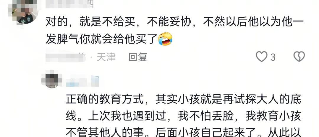 大逆不道！男孩买玩具遭拒后对妈妈动起手！围观路人根本劝不住